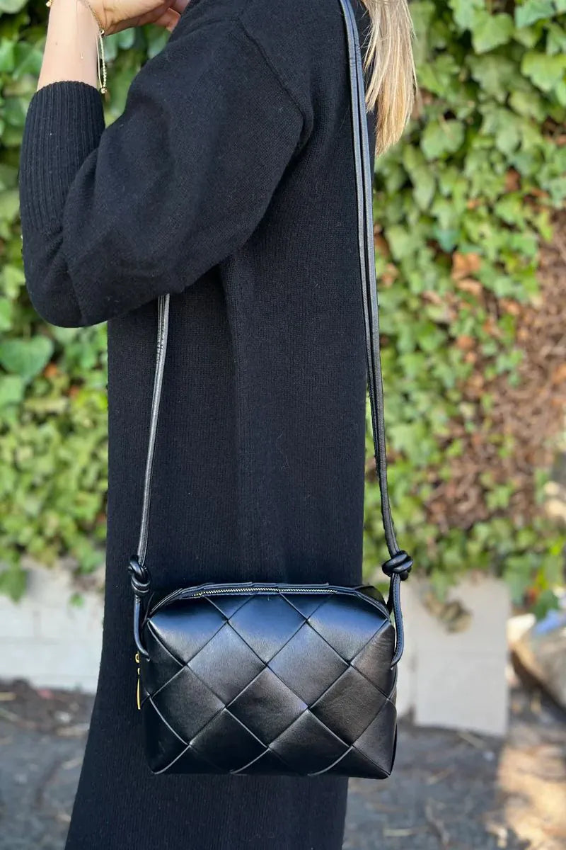 L’Ora D’Oro - PV Large Weave Crossbody Bag - Black