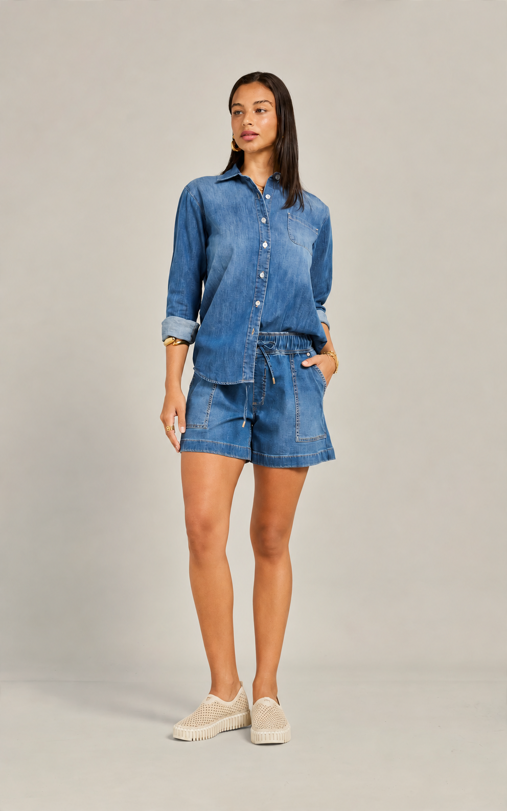 Dricoper Kellina Rodeo Blue Shorts styled with Ilse Jacobsen Tulip Platform Kit shoes – front view